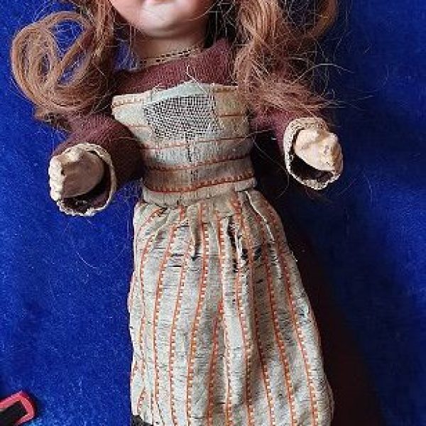 Puppe "Trebor" Originalkleidung
