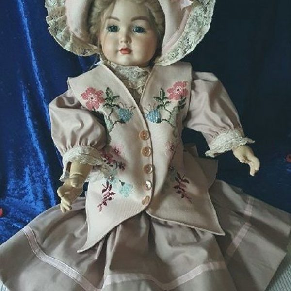 Puppenkleid mit Hut / Handarbeit