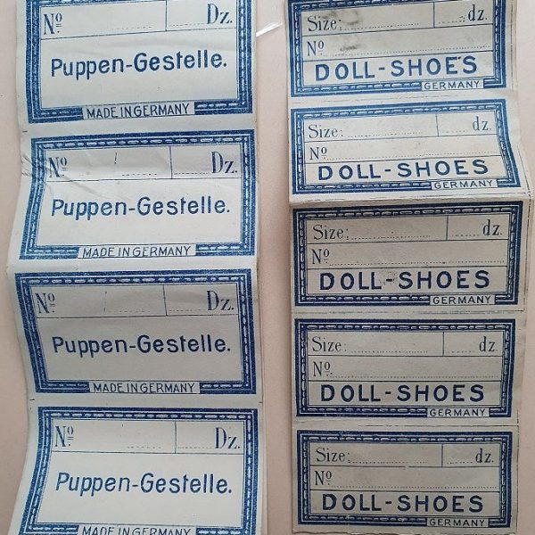 10 antike Doll-Shoes- und 42 Puppengestelle-Etiketten