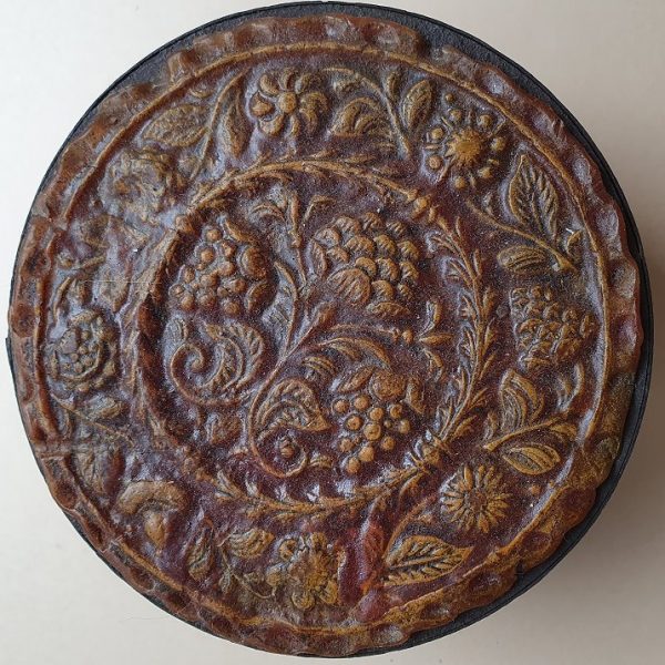 alte runde Spanschachteldose mit Wachsverzierung