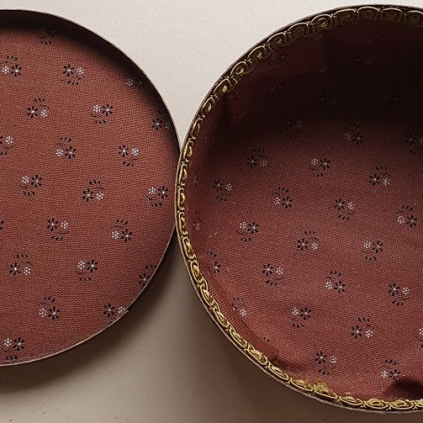 alte runde Spanschachteldose mit Wachsverzierung