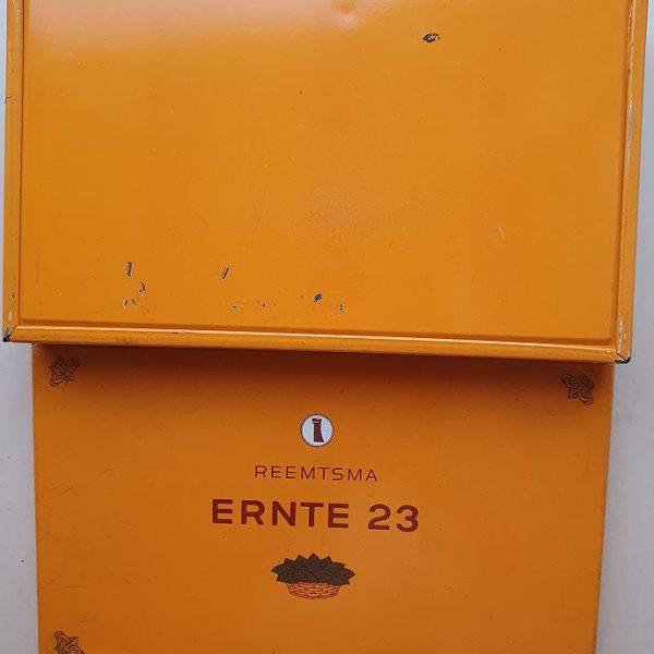 alte Zigarettenblechdose von Ernte 23