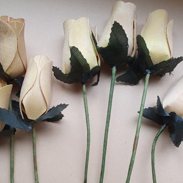 6 beige handgefertigte Holzrosen Erzgebirge