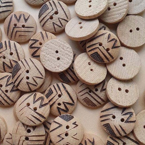 12 handgefertigte Holzknöpfe mit Brandmuster