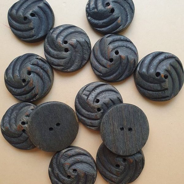 12 alte handgefertigte Holzknöpfe