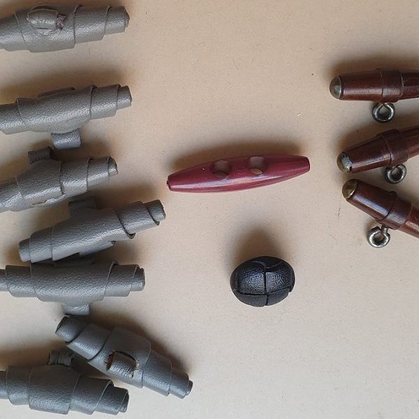 7 Lederknebelknöpfe u.a.