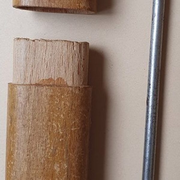 antike Hülle / Box für Häkelnadeln aus Holz mit Häkelnadel