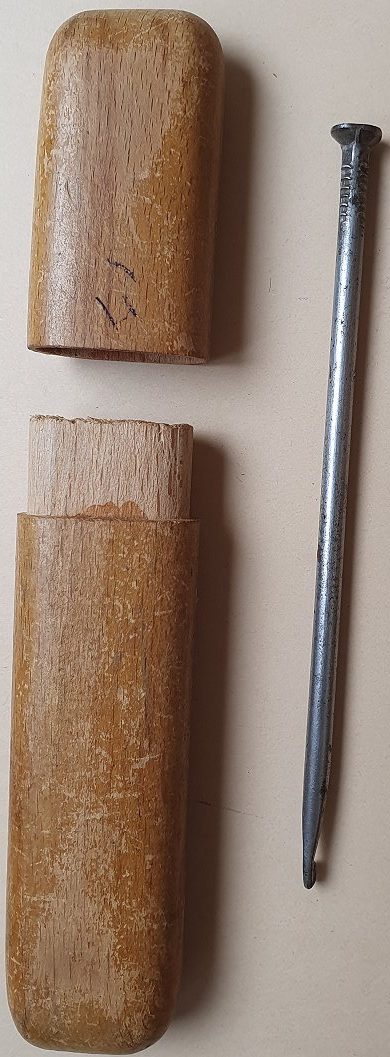 antike Hülle / Box für Häkelnadeln aus Holz mit Häkelnadel