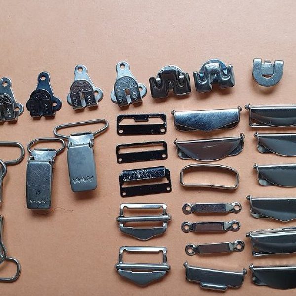 38 Metallteile wie Schnallen/Klipse für Hosenträger