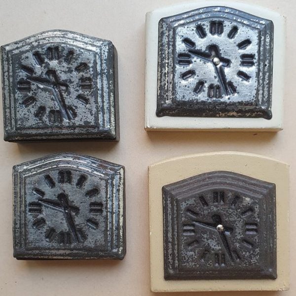 4 kleine Uhren für Pupenstuben aus Holz / Metall