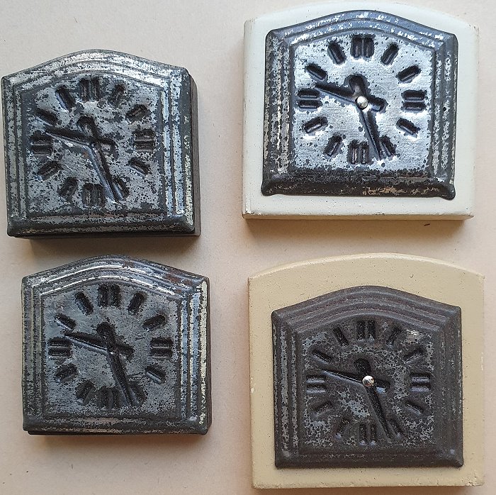 4 kleine Uhren für Pupenstuben aus Holz / Metall