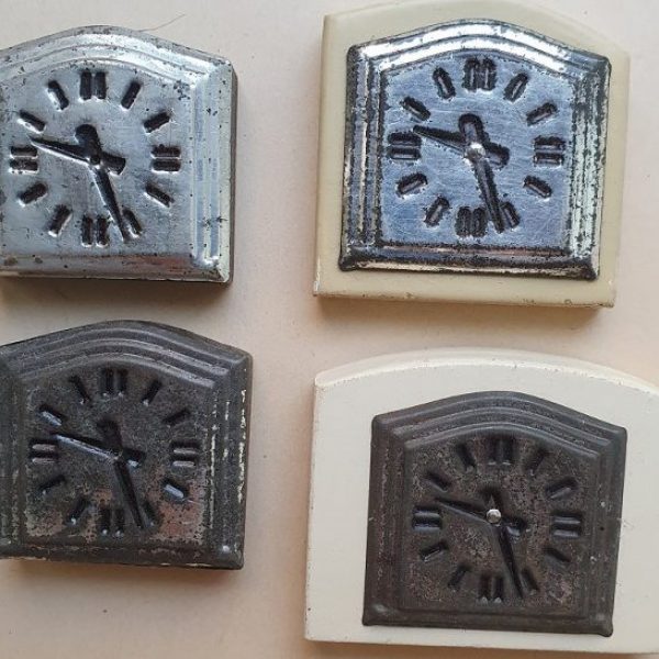 4 kleine Uhren für Pupenstuben aus Holz / Metall