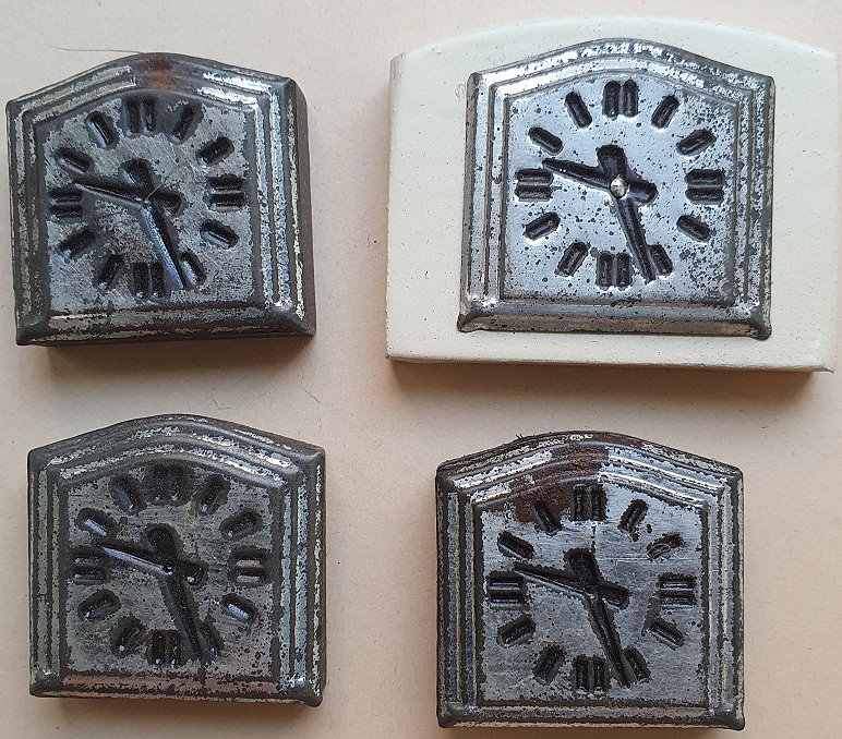 4 kleine Uhren für Pupenstuben aus Holz / Metall – Bild 4